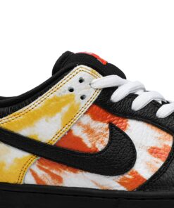 Alternative view of Nike SB Dunk Low 'Tie-Dye Raygun - Black' [also worn by Jay Chou] BQ6832-001