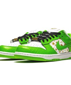 Alternative view of Supreme x Nike Dunk Low OG SB QS ‘Mean Green’